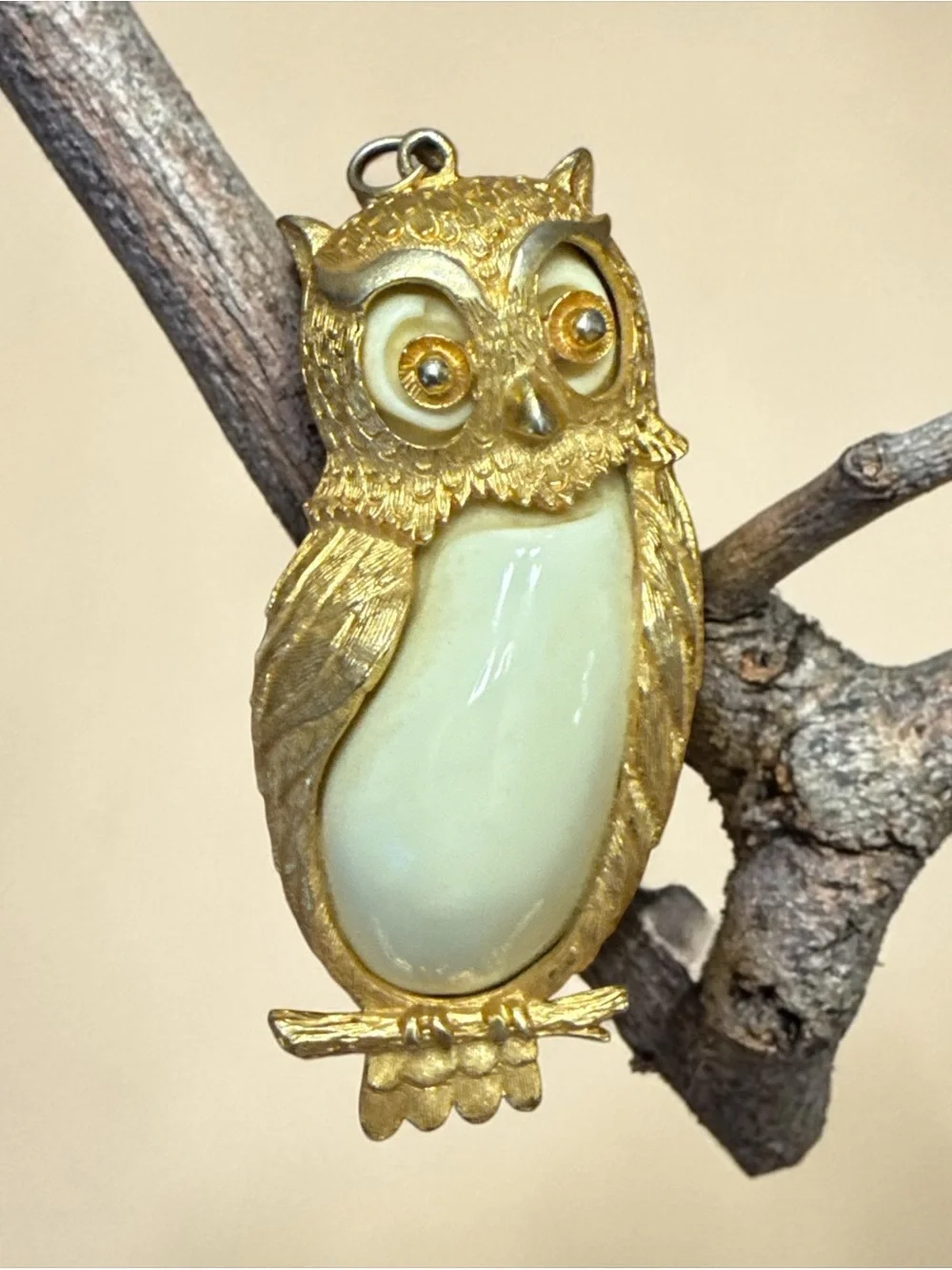 Vintage 70s Gold Tone Owl Pendant Necklace Cream Jelly Belly